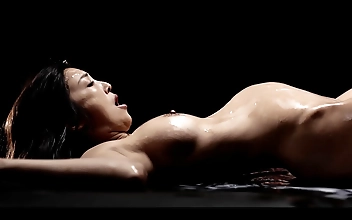 黄色 Hot Japanese MILF Takes Charge During Her Rough