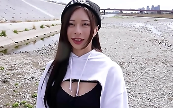 h文 Dark Haired Asian Beauty Enjoys Intense Bedroom Encounter