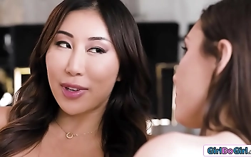 中文 Sensual Asian Beauty's Deep Throat Adventure with Kinky